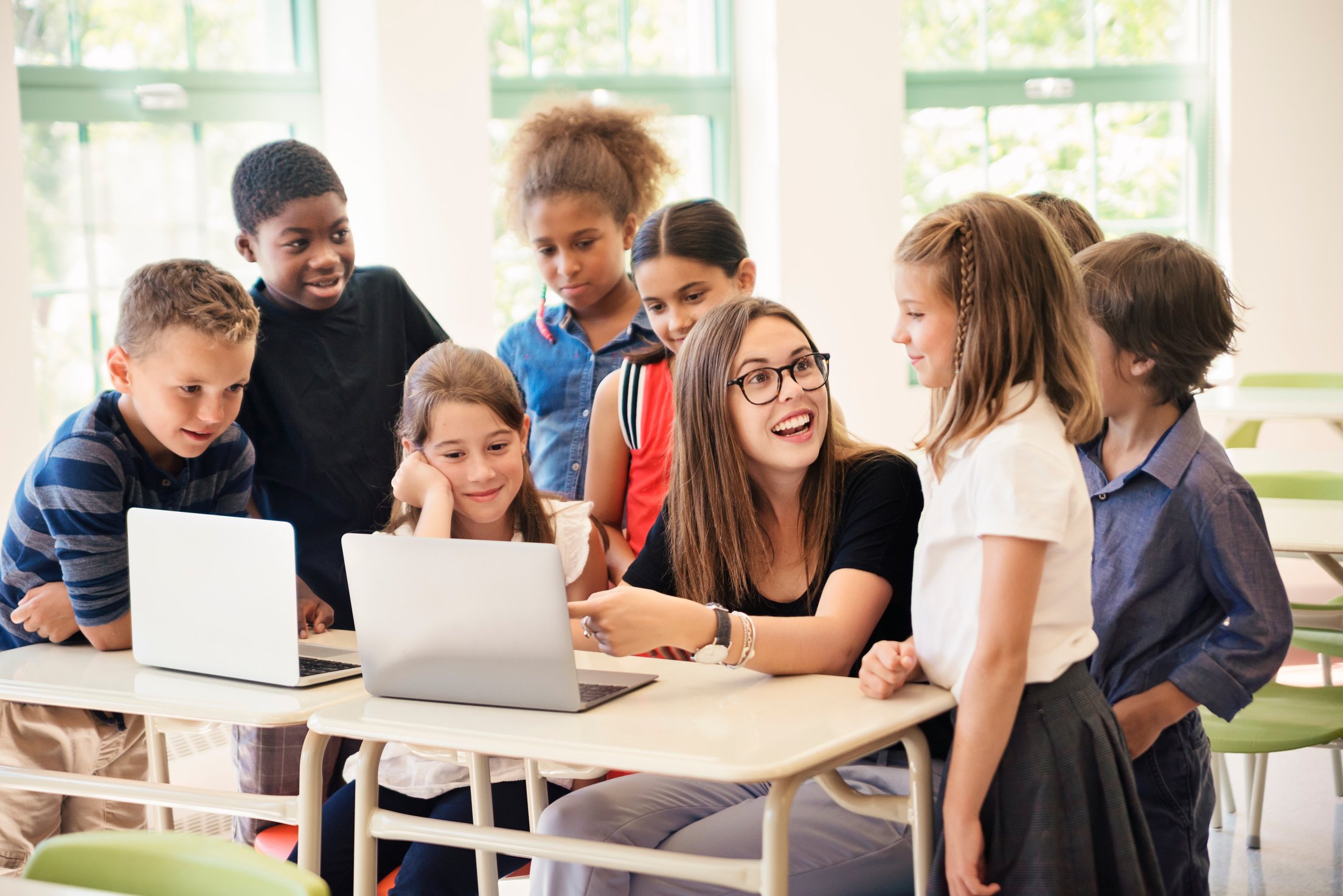 Group of kids learning to code in elementary school class.